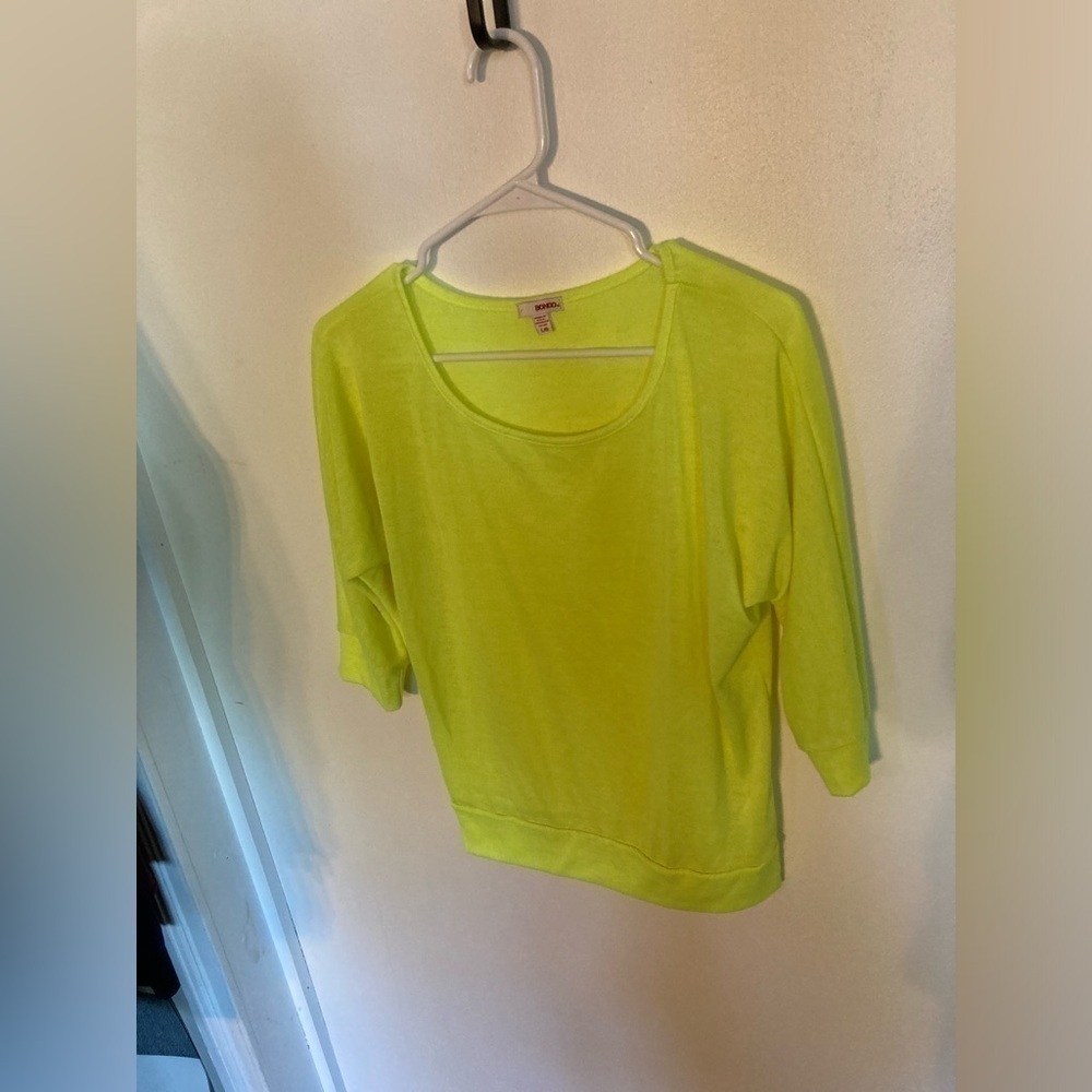 4/$25 Bongo 3/4 sleeve top in neon green in size Large . Excellent condition